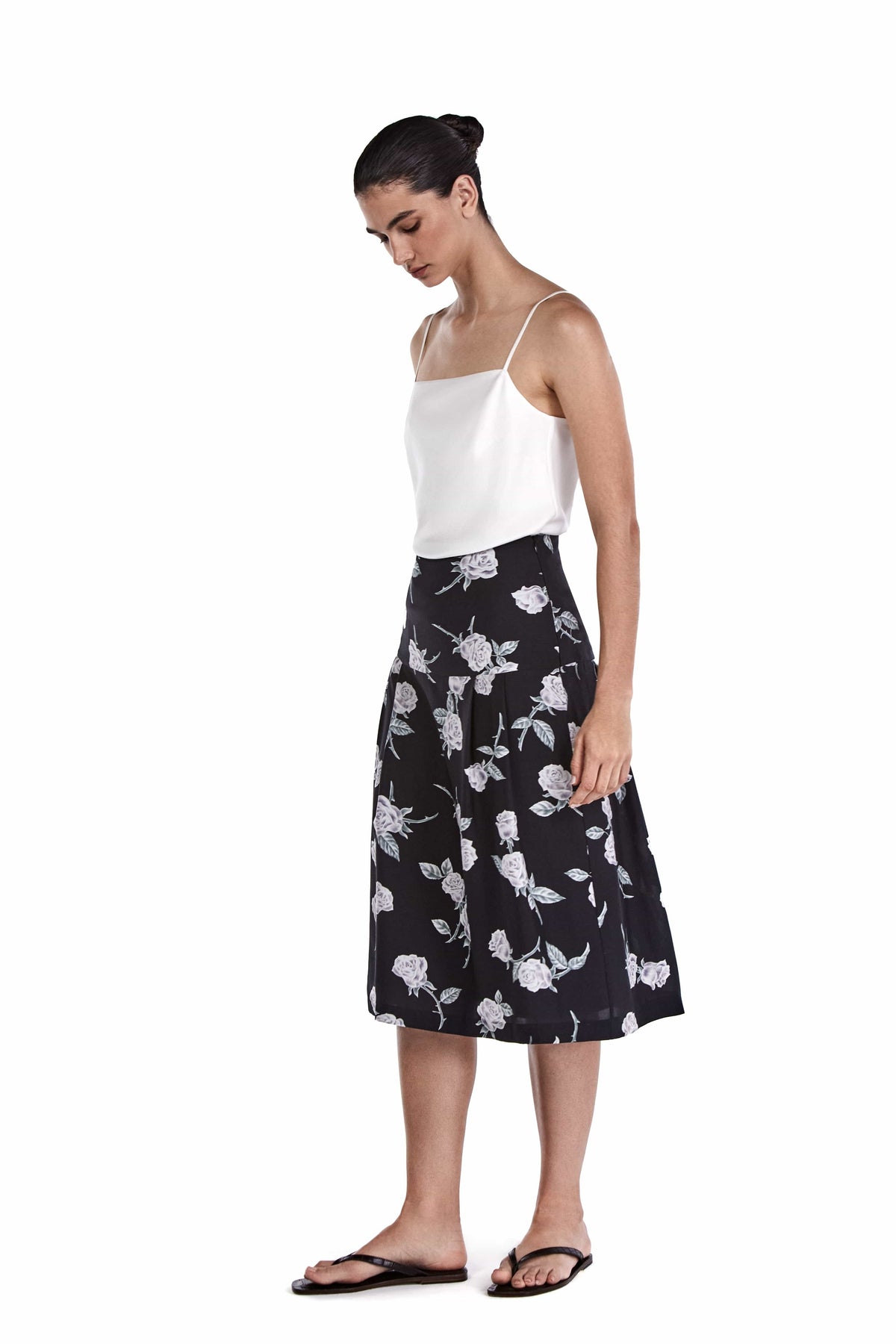 Me Esse Vivienne Roses Print Pleated Midi Skirt in Coal Black