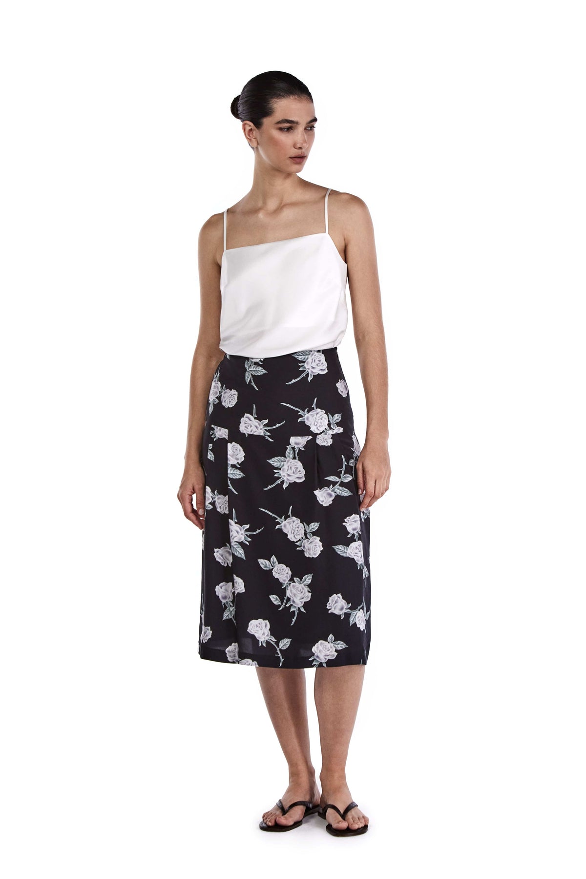 Me Esse Vivienne Roses Print Pleated Midi Skirt in Coal Black