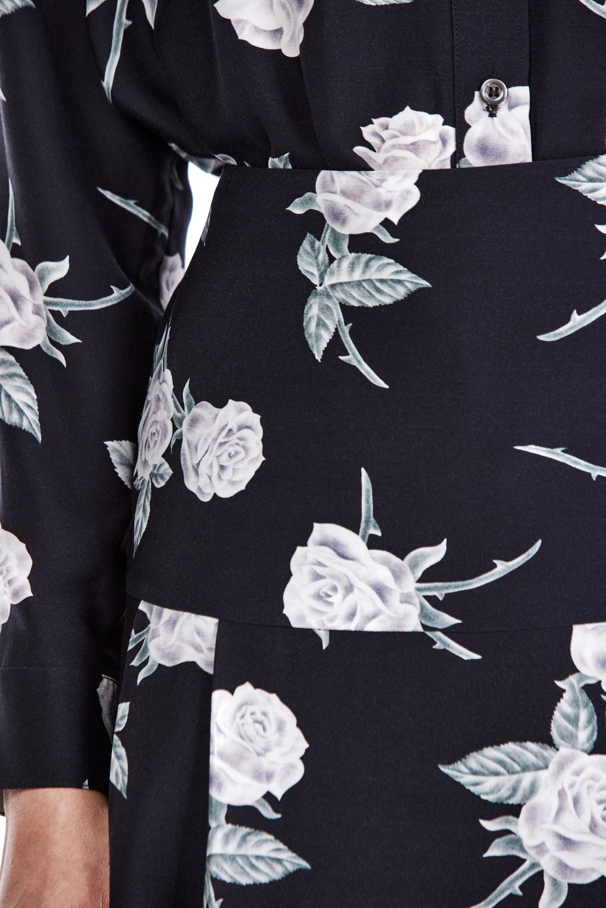 Me Esse Vivienne Roses Print Pleated Midi Skirt in Coal Black