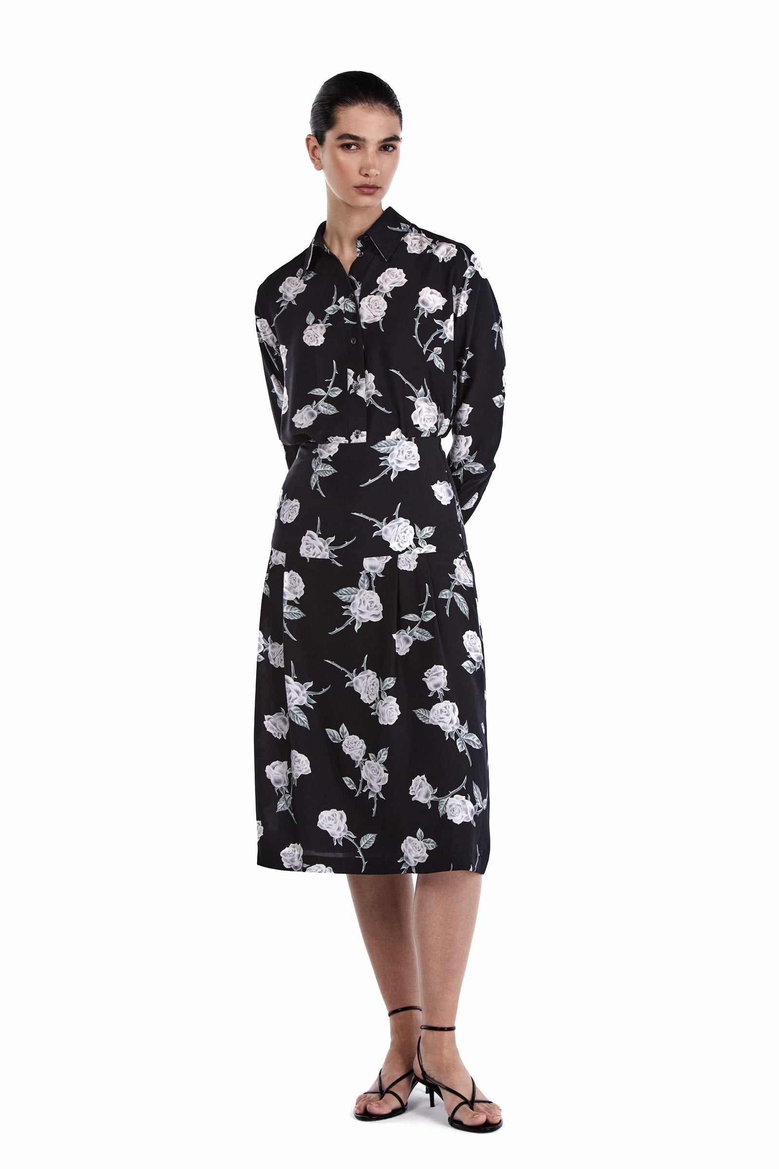 Me Esse Vivienne Roses Print Pleated Midi Skirt in Coal Black