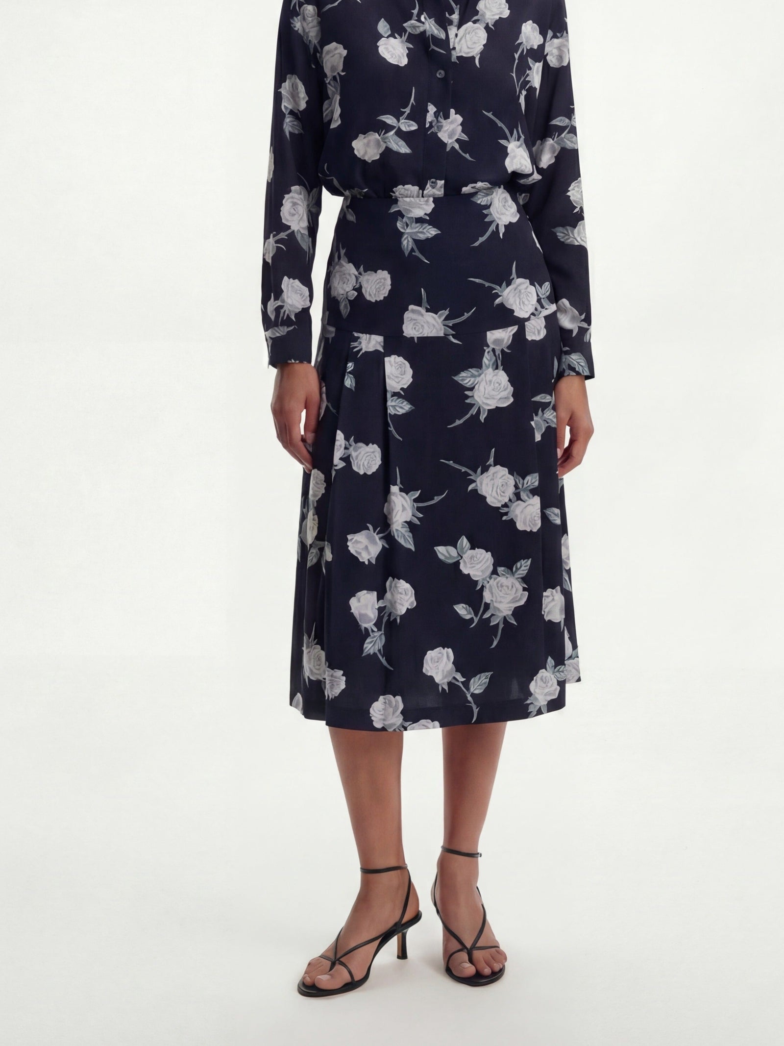 Me Esse Vivienne Roses Print Pleated Midi Skirt in Coal Black