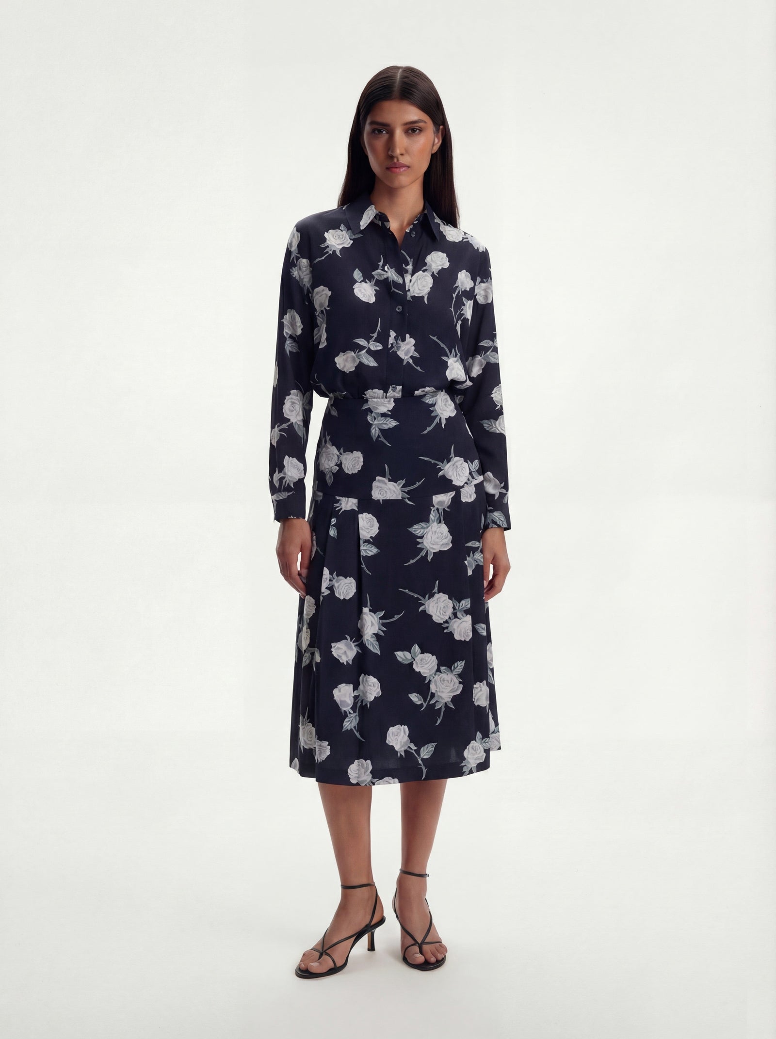 Me Esse Vivienne Roses Print Pleated Midi Skirt in Coal Black