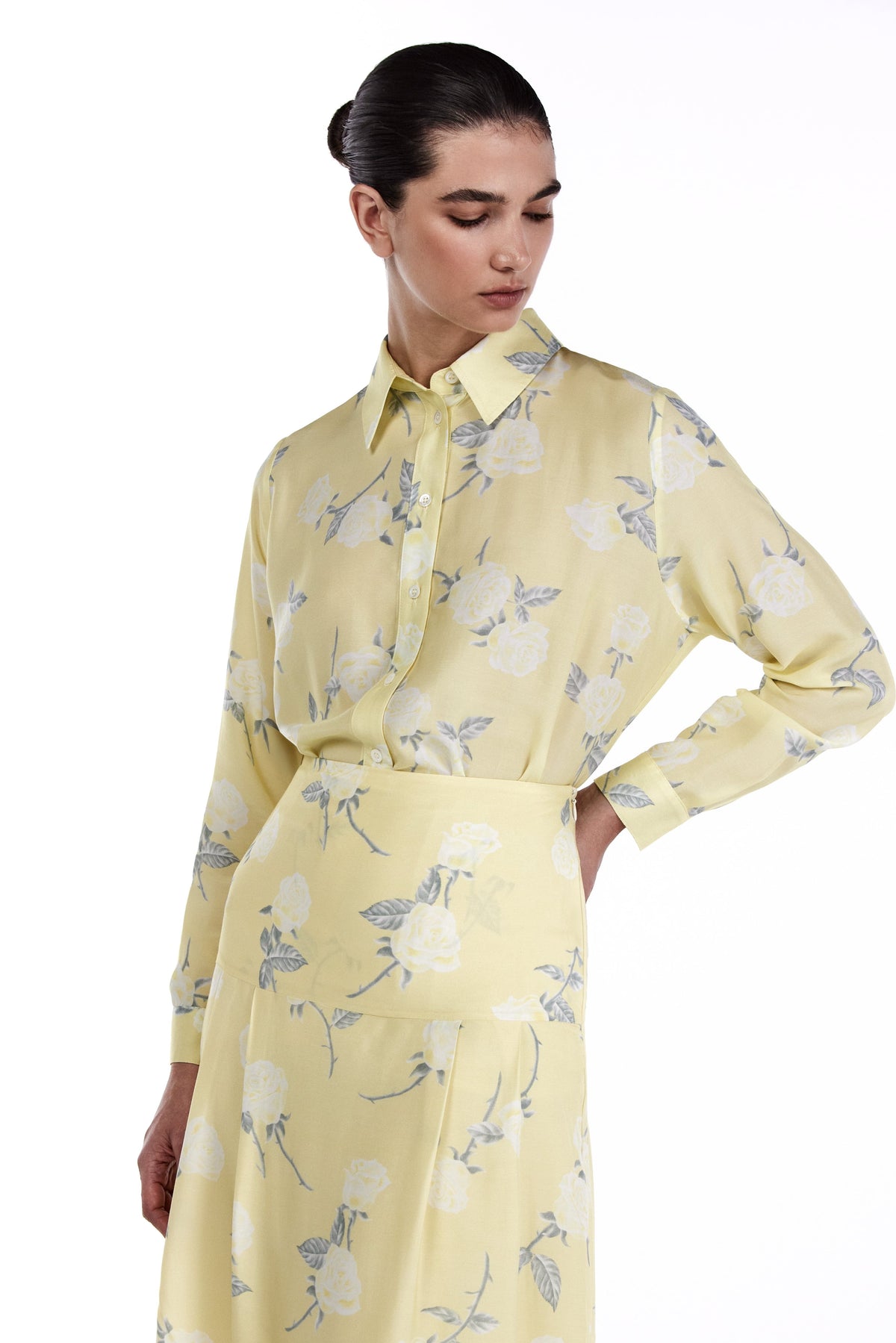 Me Esse Vivienne Roses Print Pleated Midi Skirt in Lemon Yellow