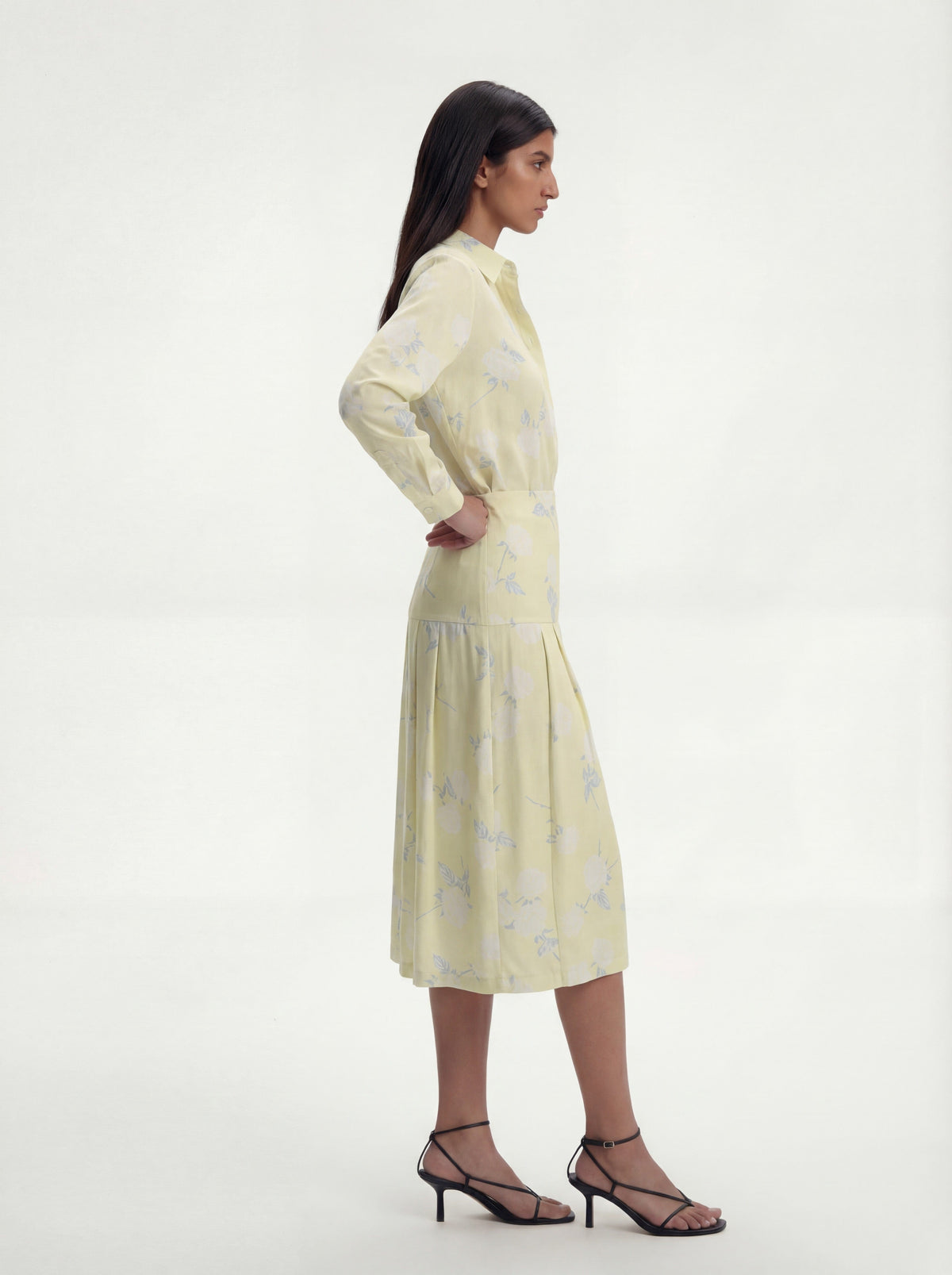Me Esse Vivienne Roses Print Pleated Midi Skirt in Lemon Yellow